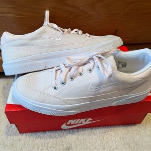 Never worn Nike light light pink sneakers. 8.5.